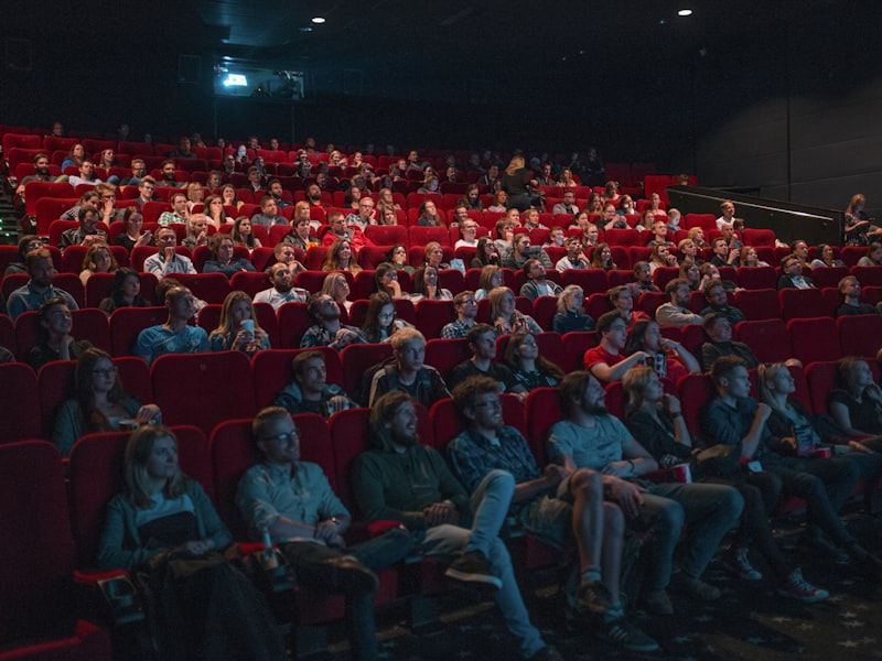 科幻悬疑剧《三体》海报，展现宏大的宇宙场景和闪烁的智子