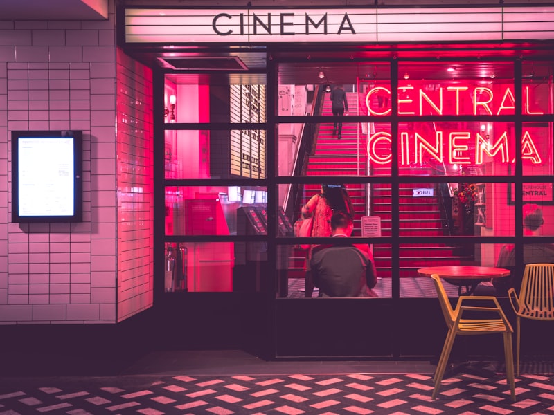 美剧《最后生还者》海报，末日废墟中两人前行